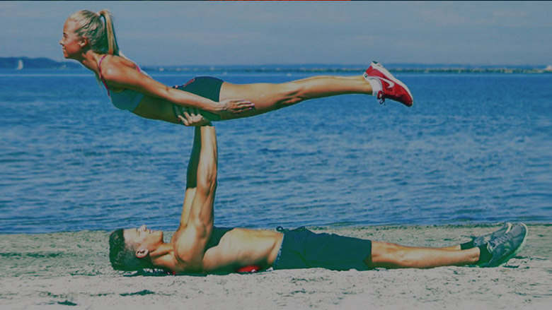 杜绝秋膘 3种简单有效的双人健身动作