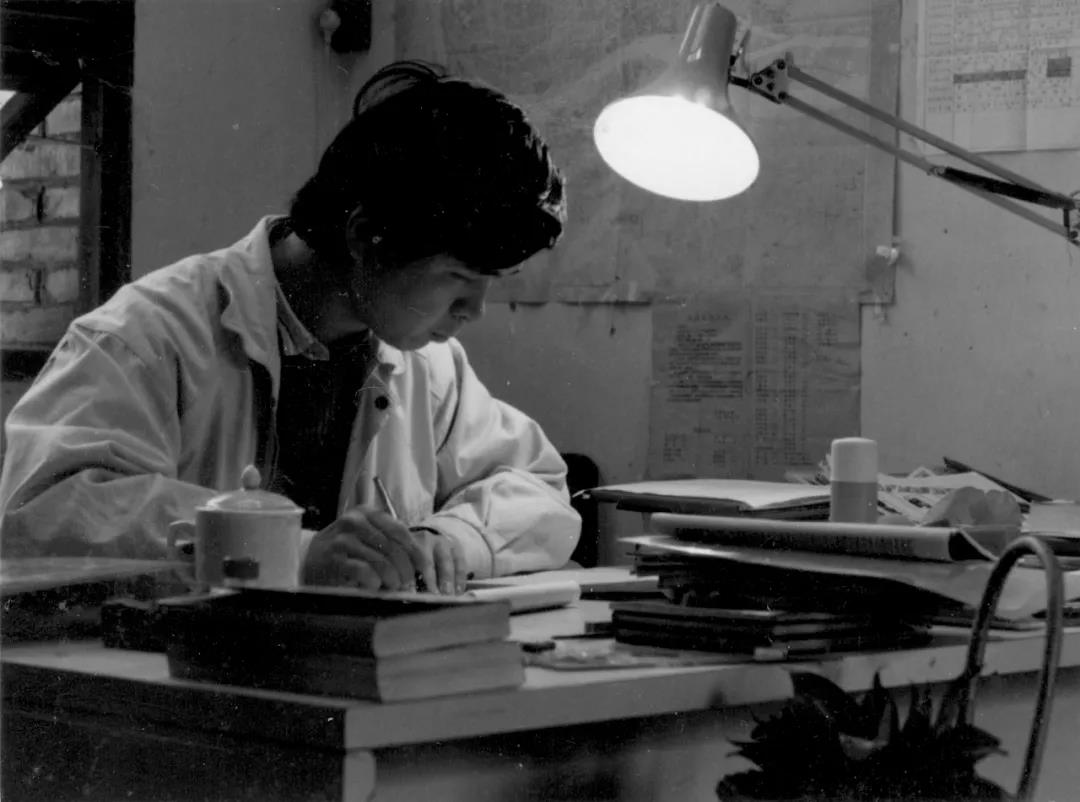 童慧明在工业设计研究室伏案写作(1987年)